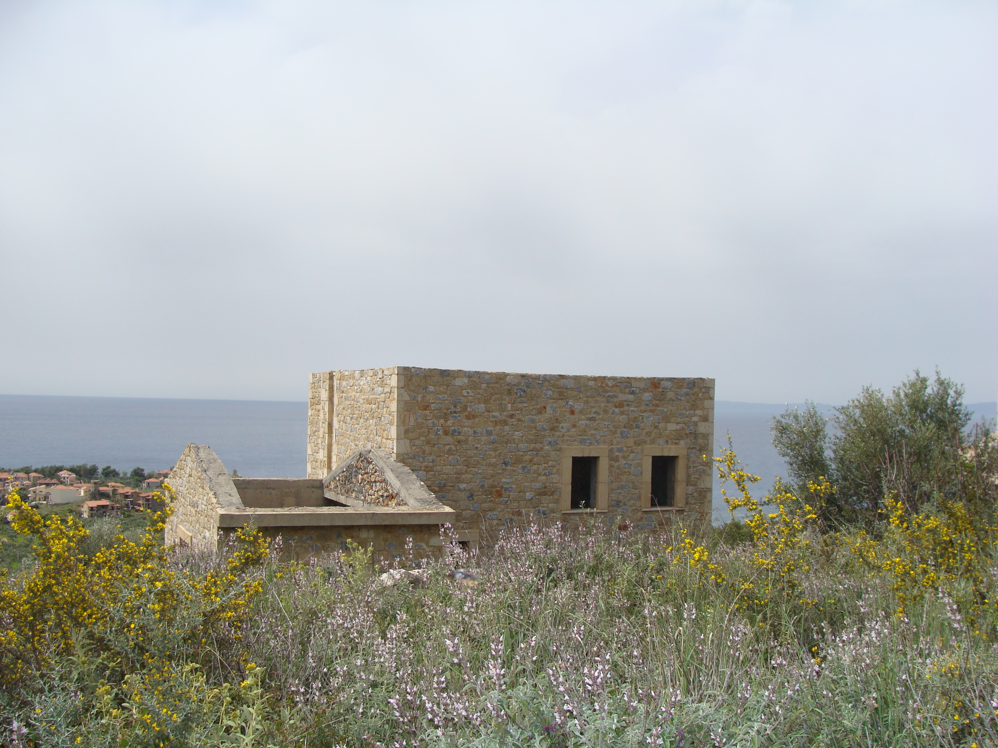 Whether you are considering a vacation or second home for a weekend escape or a family legacy property that is your opportunity. In a 5.624sq.m there are two houses available in a two-storey stone house complex of approximately 124 sq.m.