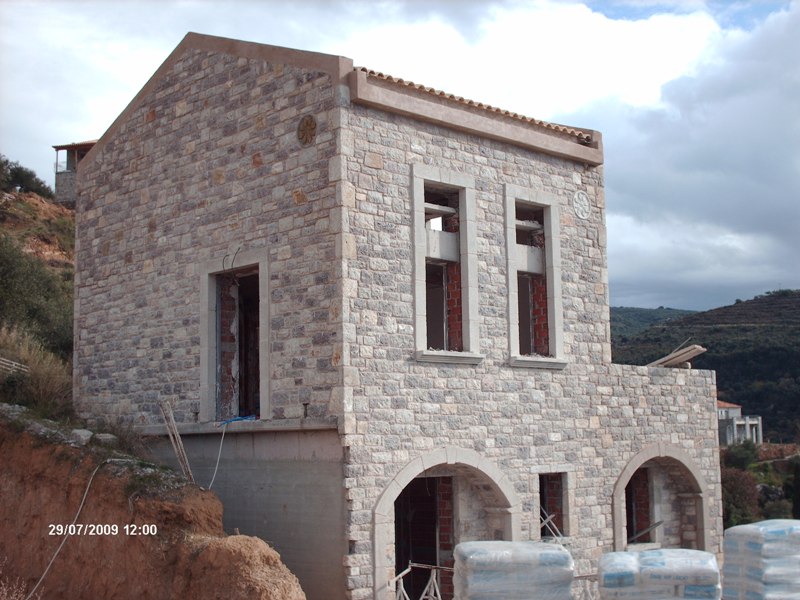 If you are a mountain admirer but you are not keen to live far from the\n	sea side, we can provide you the ideal match.